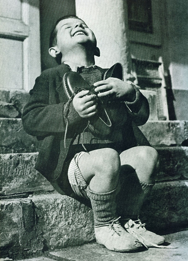 Австрийский мальчик получает новые ботинки во время Второй мировой войны