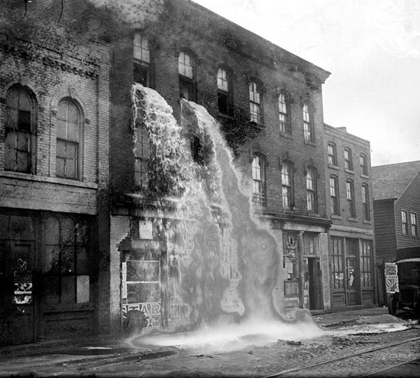Незаконный алкоголь выливается во время запрета, Детройт, 1929 г.