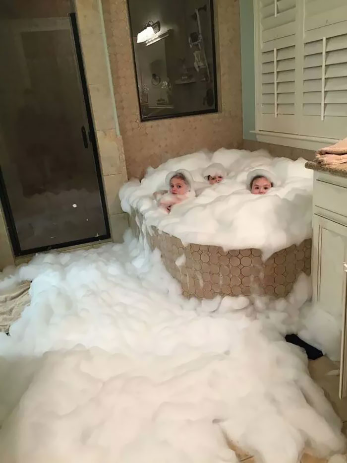 дети в ванной в пене