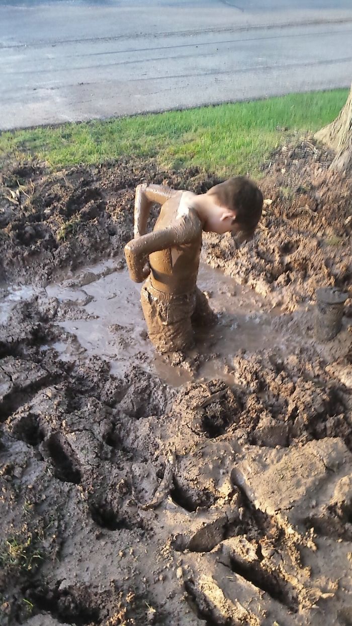 мальчик в грязи