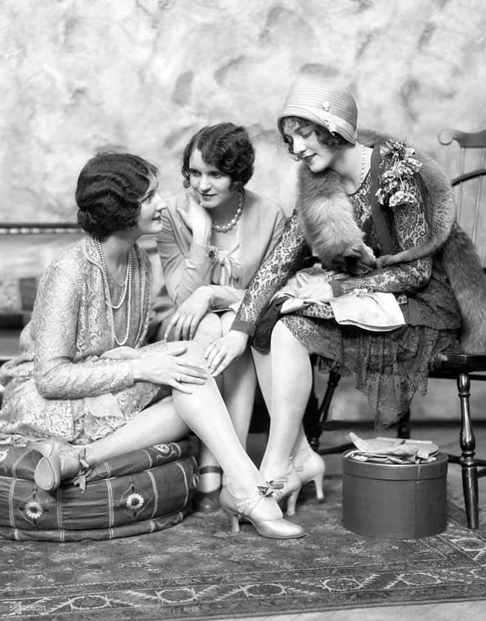 Три хорошо одетых женщин, 1920-е годы