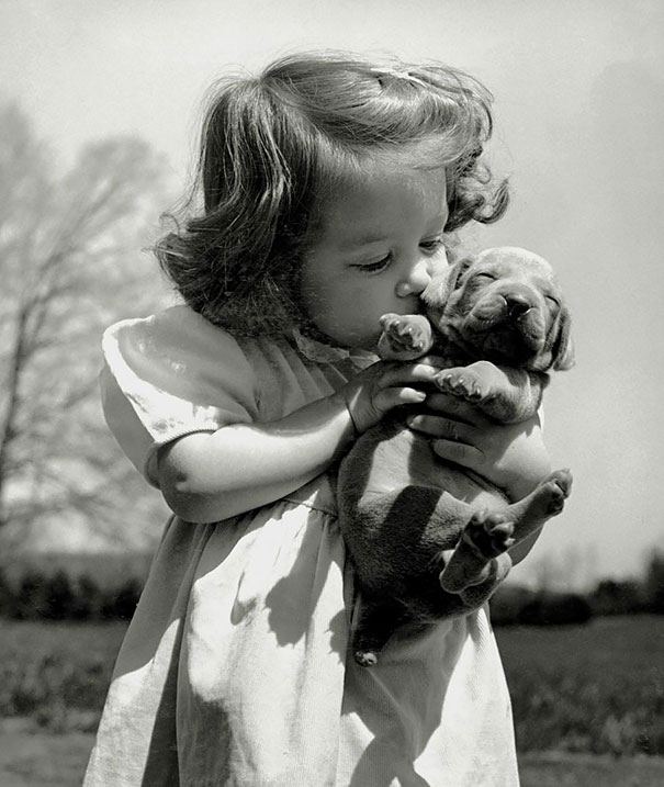 Девочка целующая щенка, 1950 г.
