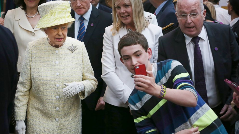 queen elizabeth selfie
