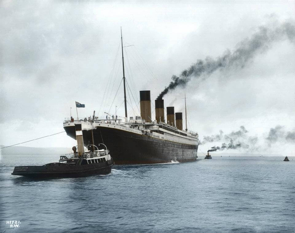 «Титаник» покидает Белфаст, направляясь двумя буксирными лодками.