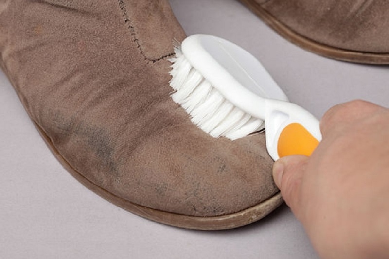 Избавиться от сальных пятен на замшевой обуви поможет овсяная мука