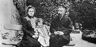 На этой фотографии 1904 года были запечатлены два нобелевских лауреата (и один будущий победитель): Мария Кюри, ее муж Пьер Кюри и их дочь Ирен.