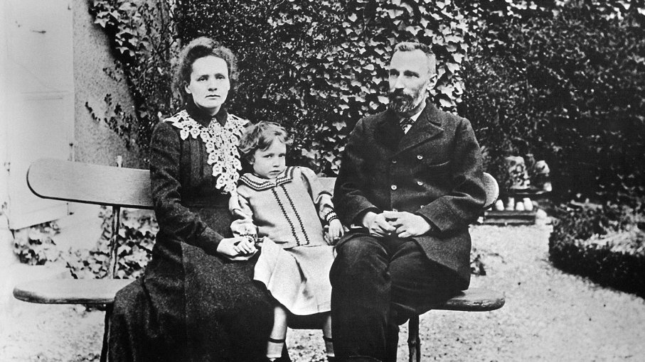 На этой фотографии 1904 года были запечатлены два нобелевских лауреата (и один будущий победитель): Мария Кюри, ее муж Пьер Кюри и их дочь Ирен. 