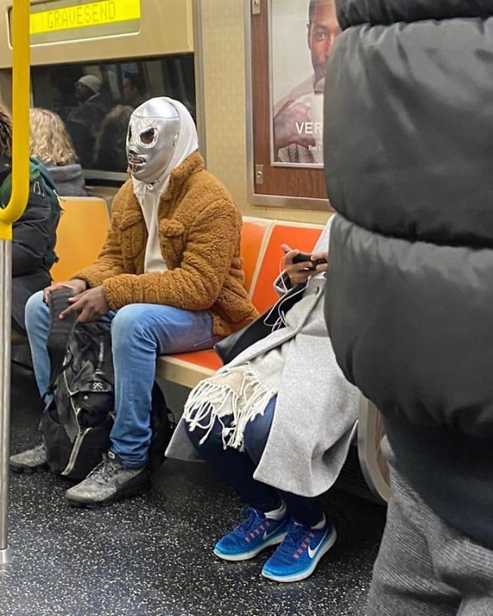 Самые нелепые и смешные маски от COVID-19, замеченные в метро
