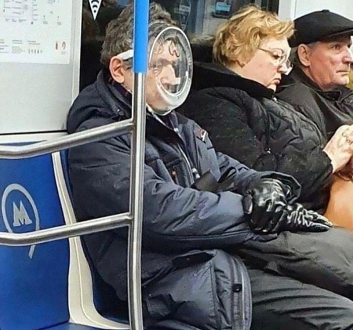 Самые нелепые и смешные маски от COVID-19, замеченные в метро
